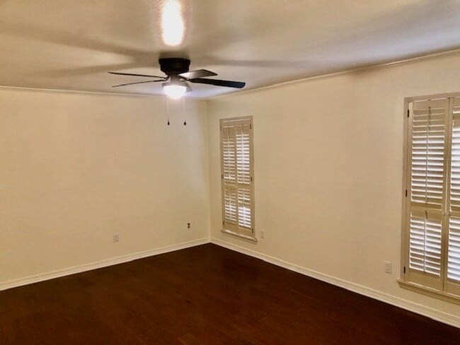 Building Photo - UPDATED IN TOWN SOUTH-LARGE 4/3 BRICK HOME-VERY NICE