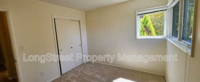 Building Photo - 6910 SW 11th Dr