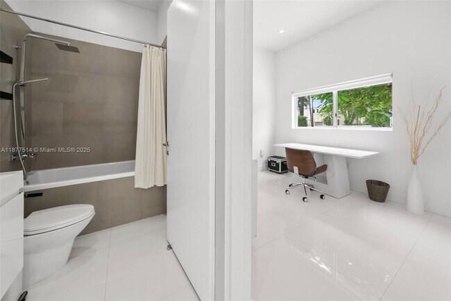 Building Photo - 6050 La Gorce Dr
