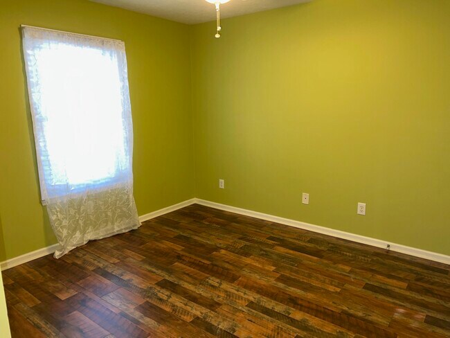 Building Photo - 111 Bennington Ln