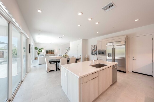 Building Photo - 120 Riverbend