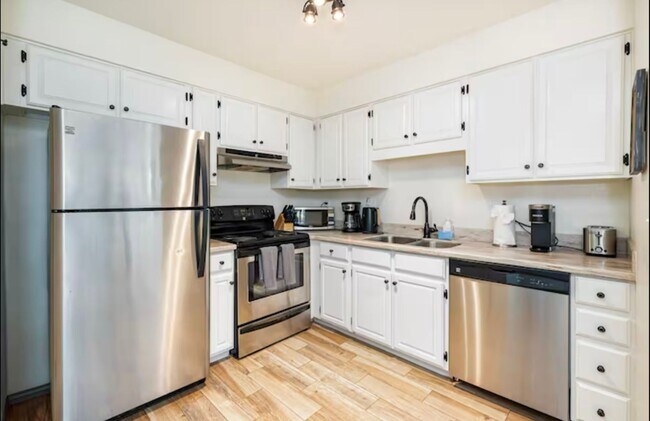 Building Photo - Country Club Comfort | 1BR Condo + W/D + Balcony