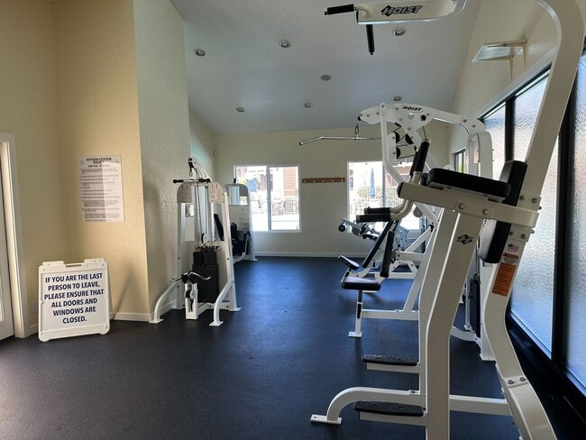 Building Photo - 2 bedroom / 2 bath condo - Waterfront Avai...