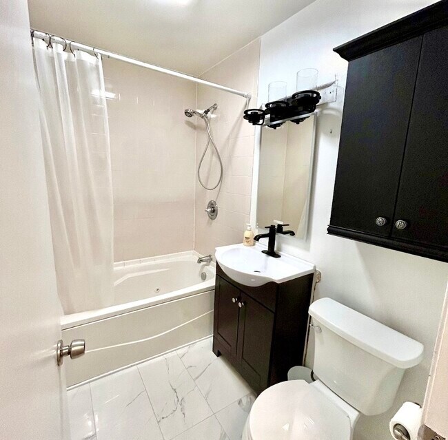 Building Photo - 905 W Rockland Rd