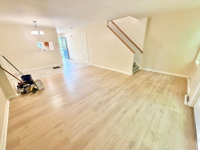 Building Photo - 2 Bedroom (+ Office) Home Burlington Available 8/1