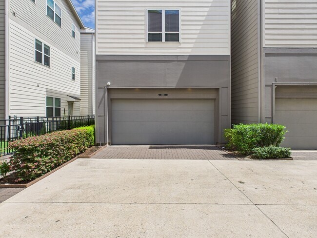 Building Photo - 2761 Clinton Dr