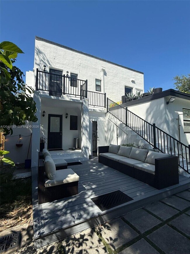 Building Photo - 528 NE 70th St