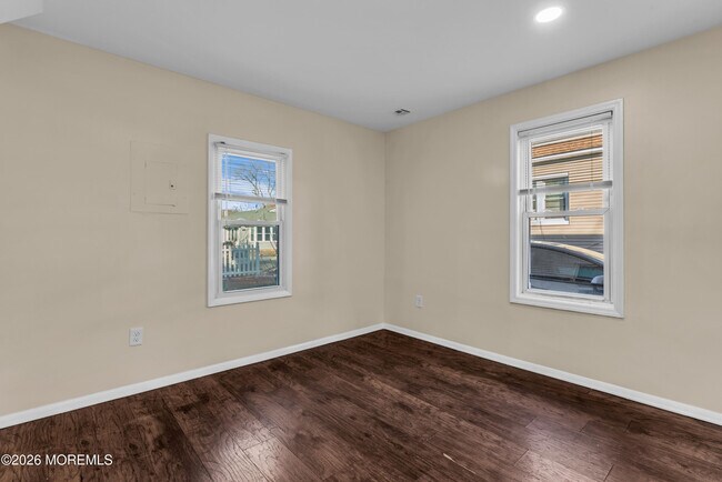 Building Photo - 148 Dewitt Ave