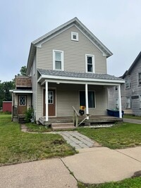 Building Photo - 4 Bedroom 2 Bath House Available in Wausau NOW!