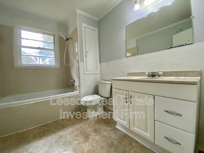 Building Photo - 1819 Shady Ln