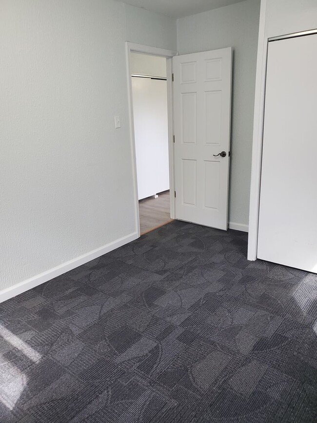 Building Photo - Great 3BR, 1BTH, 1 car att gar, ranch styl...