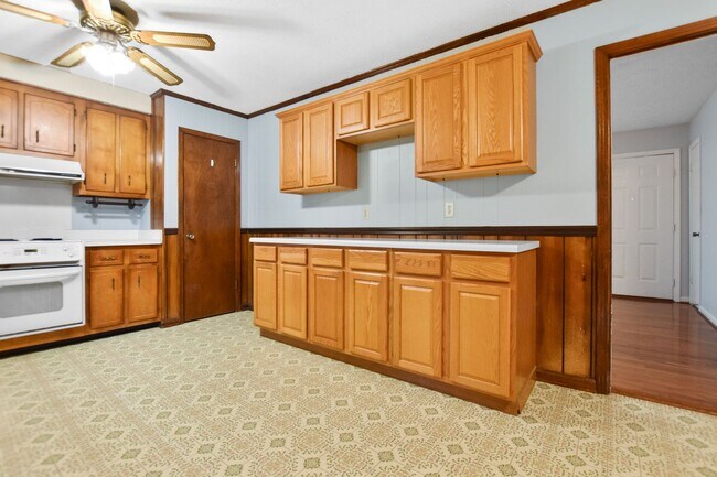 Building Photo - Pet Friendly Four Bedroom with Basement!
