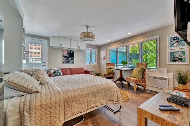 Building Photo - 483 E Shore Dr