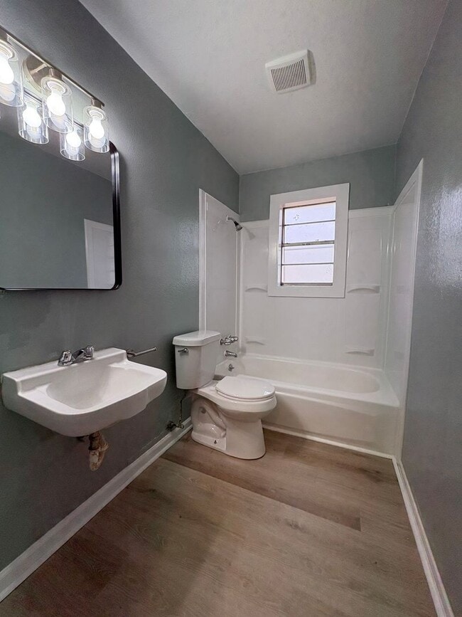 Building Photo - Very nice 3 bedroom/1 bath house with Central Air & Heat