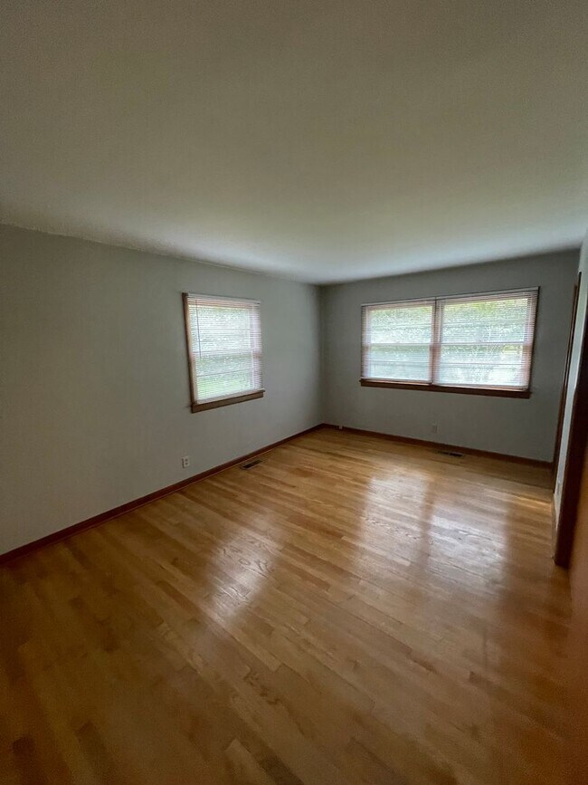 Building Photo - Three Bedroom Single Family Home in the Co...