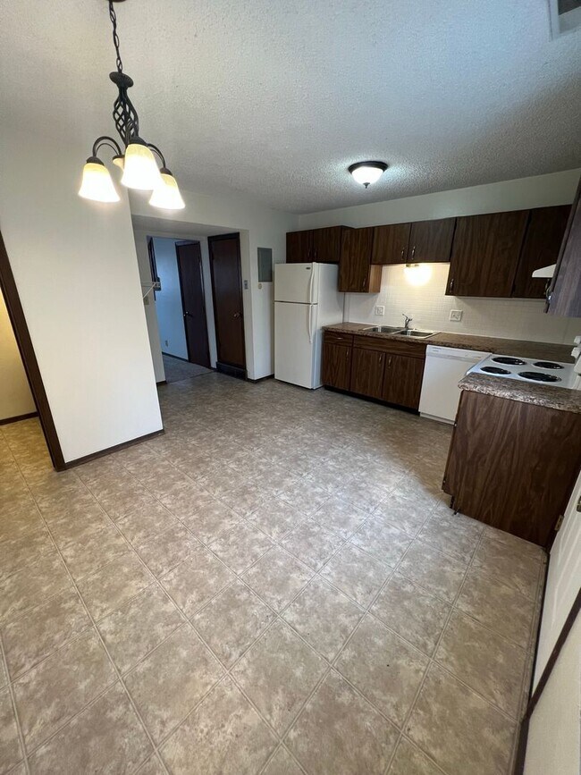 Building Photo - 509 Elm Ave
