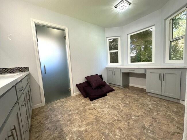 Building Photo - Beautiful 3-Bedroom Home with Open Floor Plan & Private Backyard