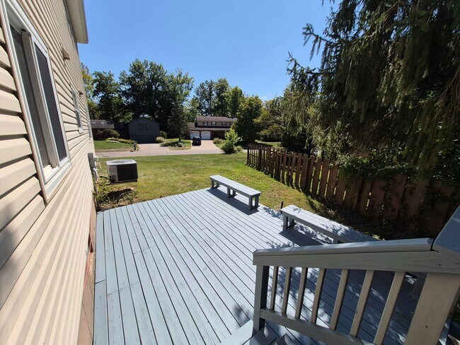 Building Photo - Large 2 story home!!