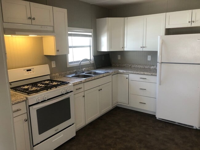 Building Photo - Updated 3 bedroom 1 bath mobile home with open floor plan