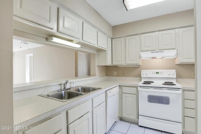 Building Photo - 2 bedroom in Jacksonville FL 32210
