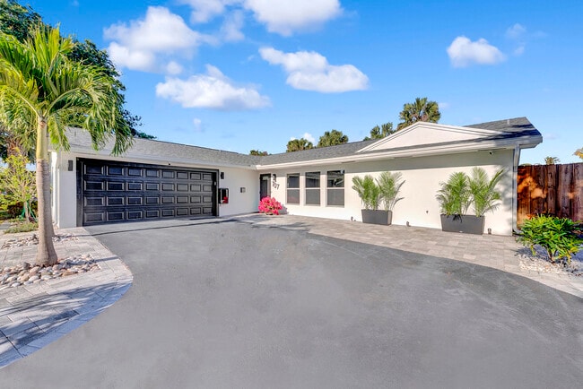 Building Photo - 707 W Boulevard Chatelaine