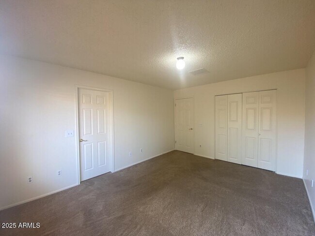 Building Photo - 3271 Briarwood Dr