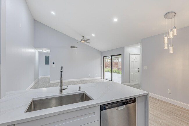 Building Photo - 1240 Summit Pl Cir