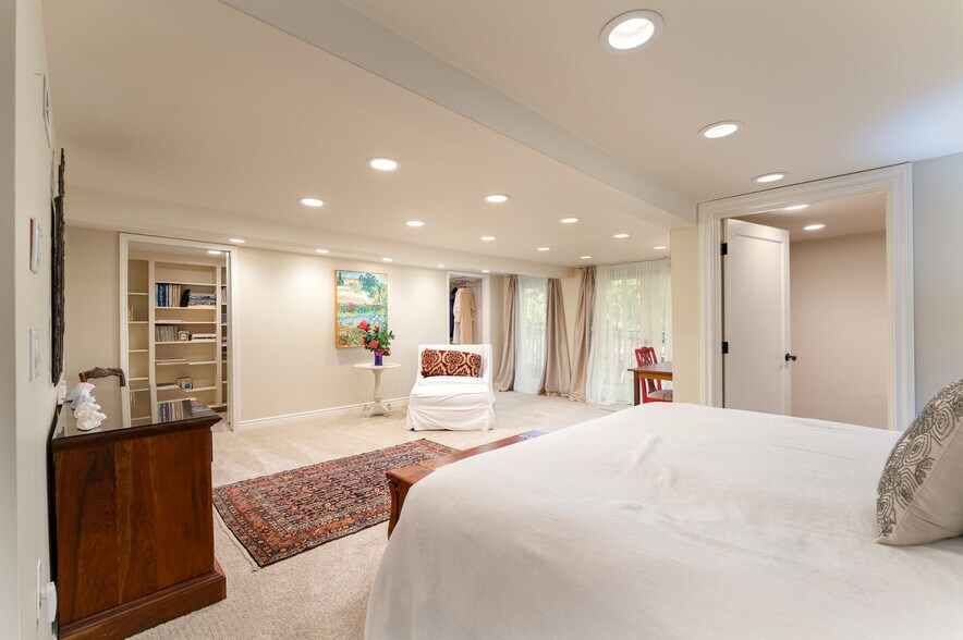 Building Photo - 2744 SW Sherwood Dr