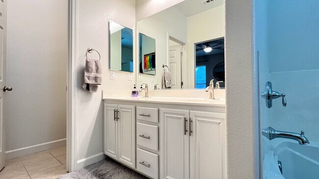 Building Photo - 3BD/2.5BA - Modern 3-Bed Home with Privacy & Amenities: Near Schools, Parks & Shopping!