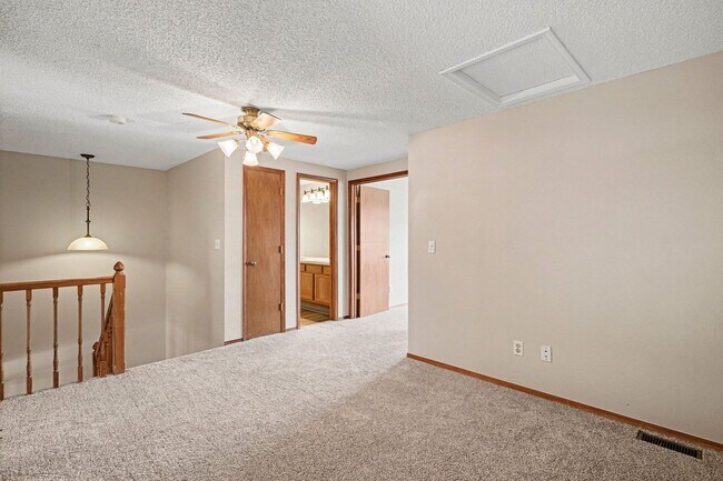 Building Photo - Beautiful Littleton Townhome | 2 Bed + 3 Bath | Nearly 2,000 Sq Ft | Prime Location