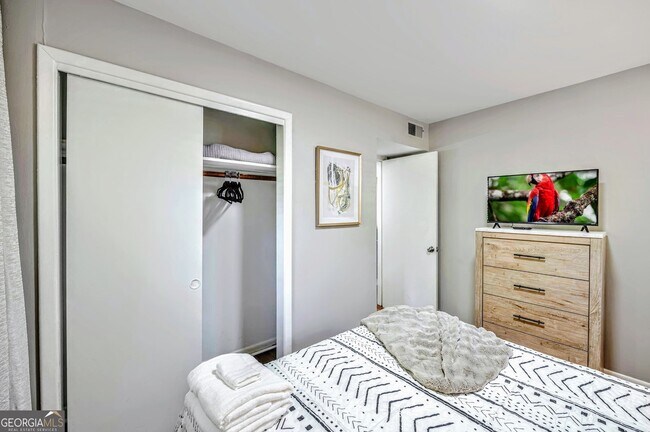 Building Photo - 2858 Rosehill St