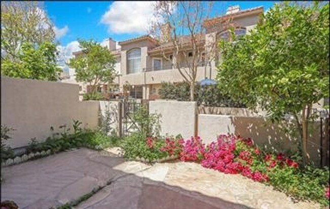 Building Photo - Beautiful 2 Story, 2 Bedroom plus Large Lo...