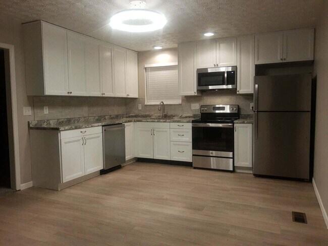 Building Photo - 140 Redbud Dr