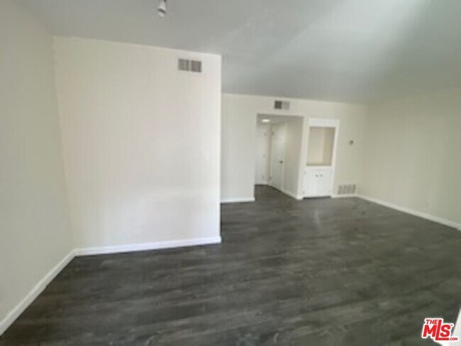 Building Photo - 7045 Hawthorn Ave