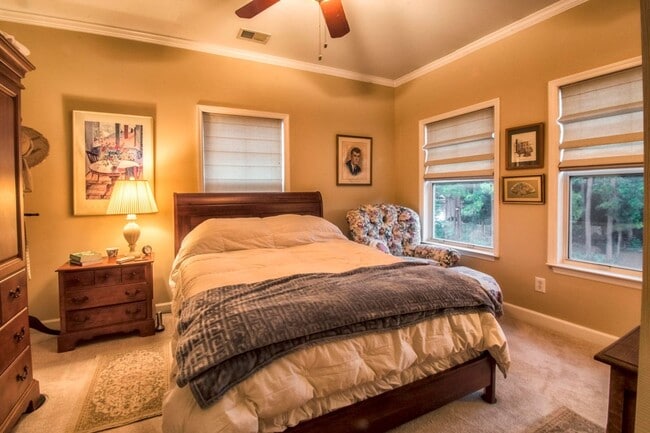 Building Photo - Stunning 3 - Bedroom 2.5 - Bath Townhome -...