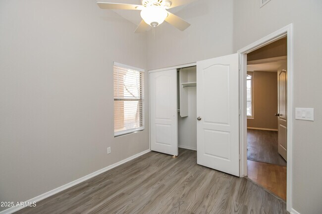 Building Photo - 588 E Devon Dr