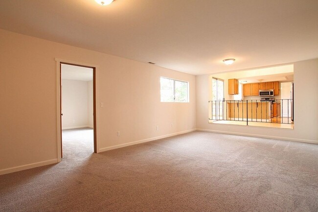 Building Photo - 4 Bedroom 2.5 Baths+ Bonus Home Office/ Woodinville $3850 per Month
