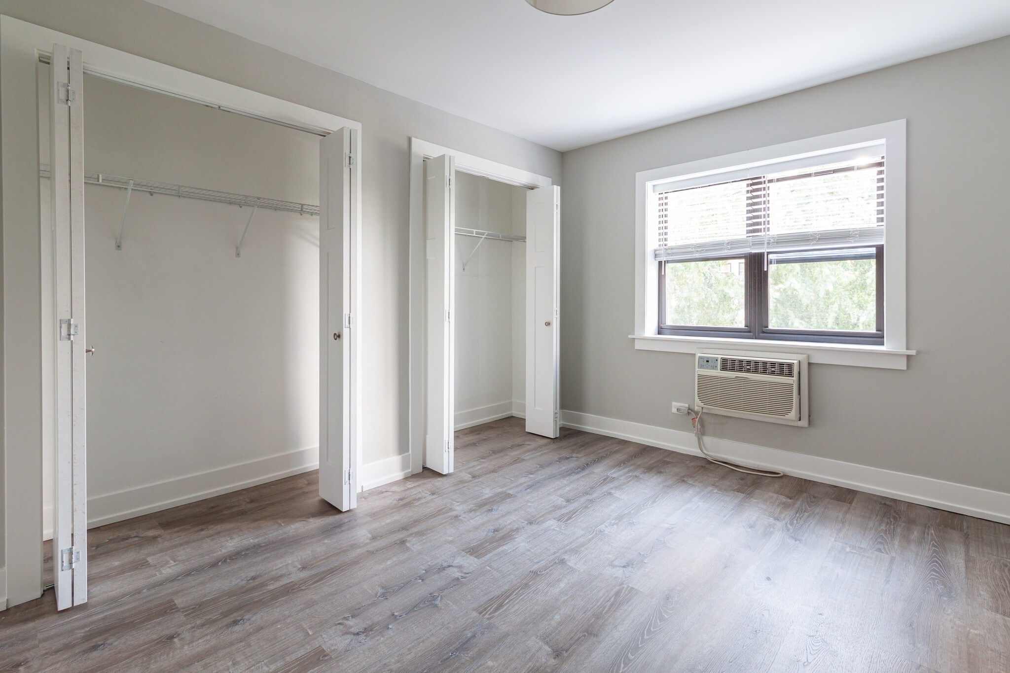 Building Photo - 454 W Barry Ave