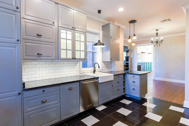 Building Photo - Fully Renovated 3 BR/1.5 BA Apartment in C...