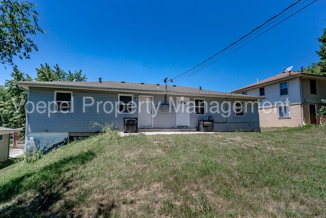 Building Photo - 2 Bedroom 1 Bath Remodeled KCK Duplex