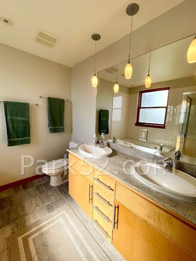Building Photo - Downtown Tacoma Townhome!