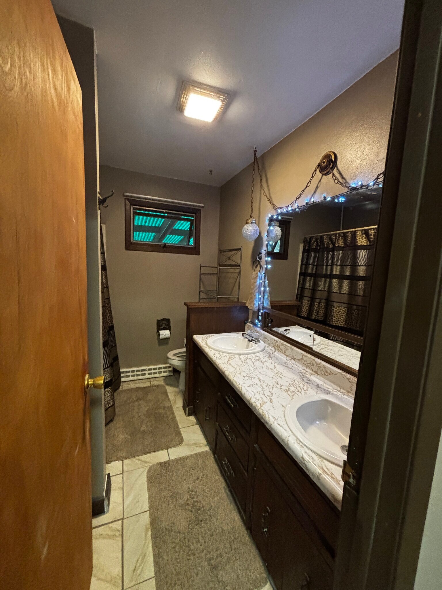 Full bath - 829 W 5th Ave