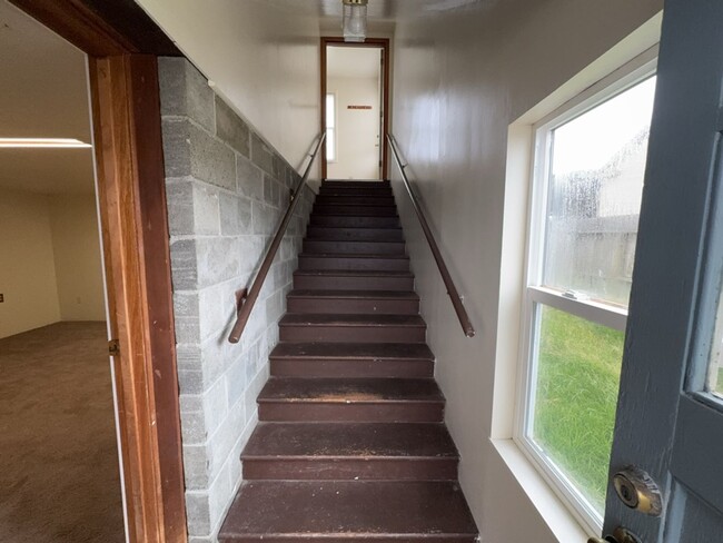 Building Photo - Charming Coastal Living 2 Bed, 1 Bath with...