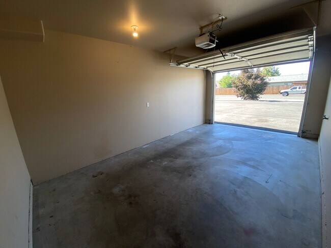 Building Photo - 2100 N Chestnut St