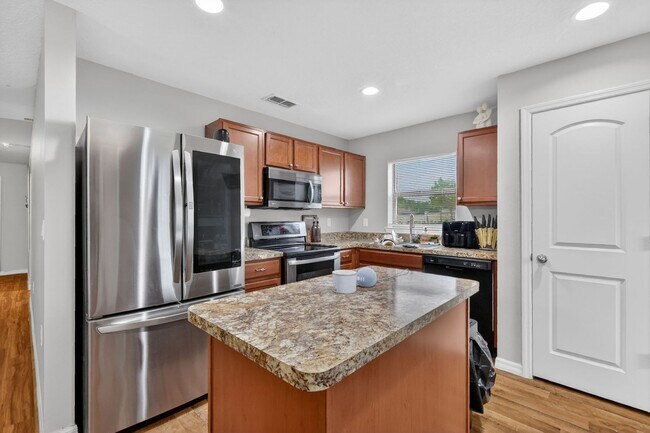 Building Photo - Available June 15th! 3BR Home in Tavares with Huge Backyard