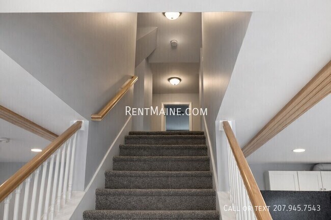 Building Photo - 492 Main St