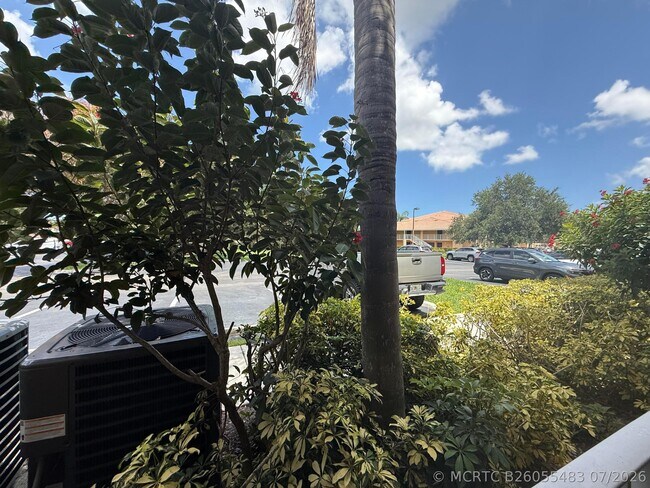 Building Photo - 231 SW Palm Dr