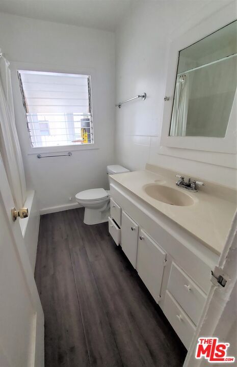 Building Photo - 813 N Poinsettia Pl