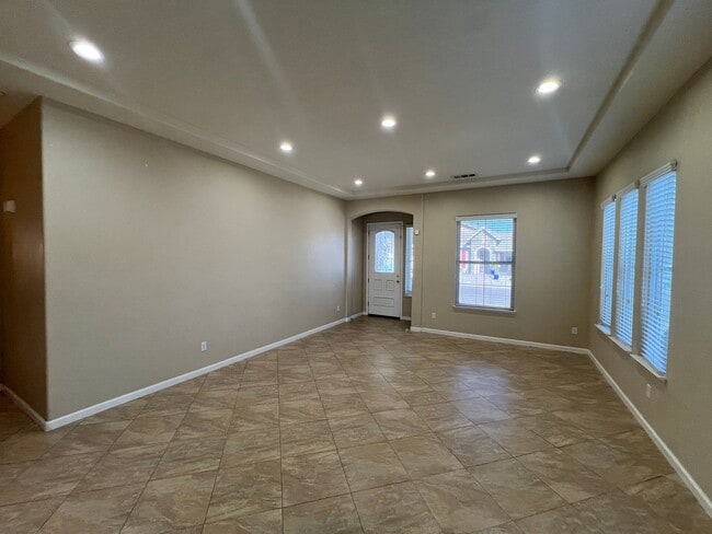 Building Photo - 4-bedroom single story located in Sylvan S...