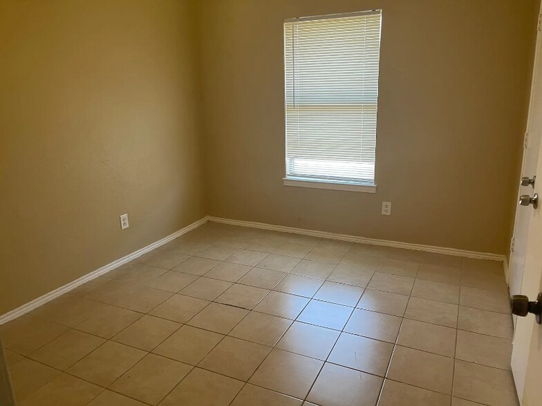 Building Photo - 3414 Colonial Pl